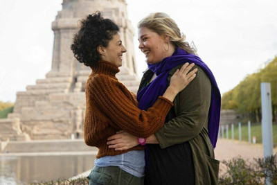 Queere Frauenfiguren in deutschen Serien: Von „Marbecca“ zu „Mieke“ (Ein Jubiläumsbeitrag)